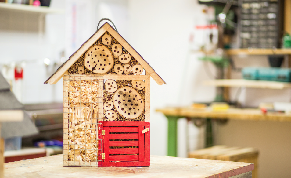 Ein Insektenhotel aus den Werkstätten der ÖHTB Arbeiten GmbH